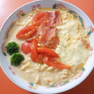 ラ王味噌を簡単アレンジ♪トマト味噌牛乳ラーメン